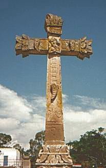 Huandacareo: Cruz Atrial: Data del s.XVI y se pueden apreciar en relieve los símbolos de la Pasión, en curiosa combinación con motivos indígenas