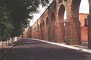 Acueducto: Vista parcial de los arcos del Acueducto de Morelia