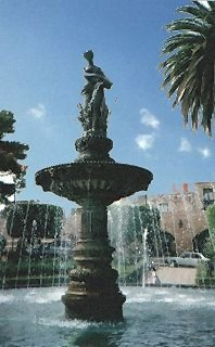 Villalong&iacute;n Plaza: Villalong&iacute;n plaza's fountain
