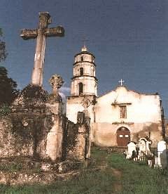 San Felipe de los Alzati: Iglesia del s.XVI y cruz monolítica