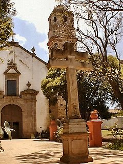 Santa Fe de la Laguna: Lorraine cross outside saint Nicolas temple